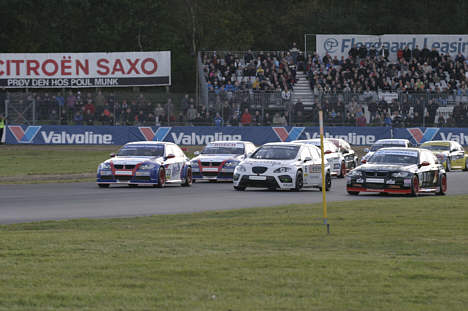 Jason Watt var i front i finalen, men var tæt på at tabe herredømmet over sin hvide Seat Leon, så han pludselig blev angrebet fra Jan Magnussen og Emmet O’Brien på hver sin side.